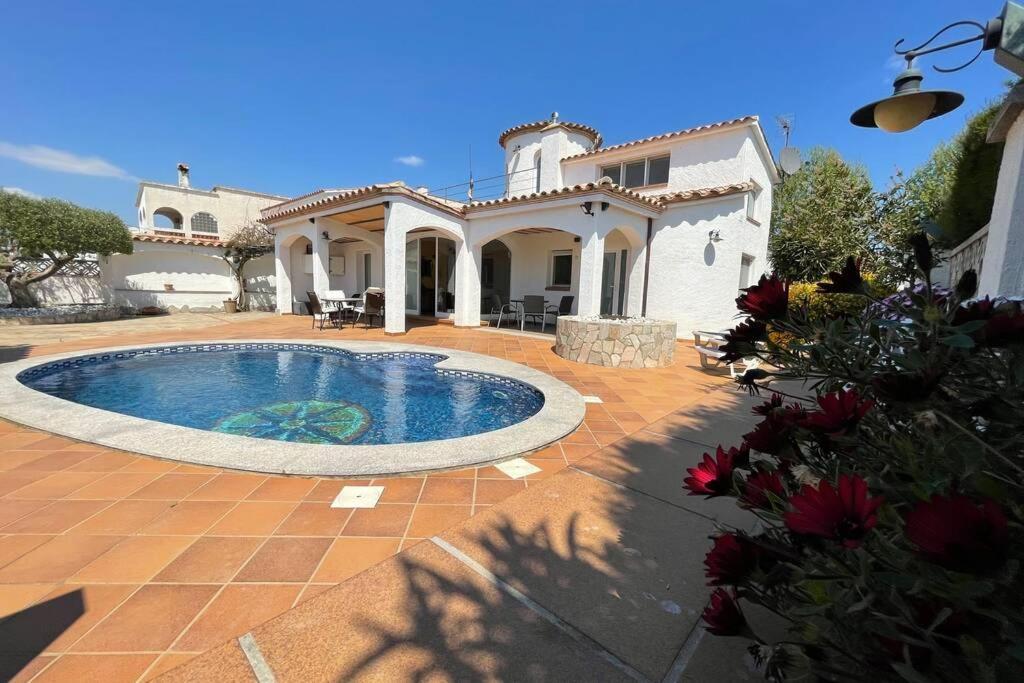 Villa Cozy Empuriabrava Piscina Privada Luaran gambar