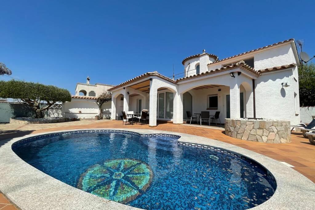 Villa Cozy Empuriabrava Piscina Privada Luaran gambar