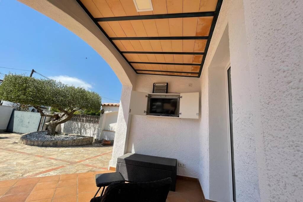 Villa Cozy Empuriabrava Piscina Privada Luaran gambar